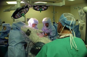 En el procedimiento de abordaje anterior, el cirujano hace la incisión directamente al frente de la cadera y practica el reemplazo desde esa posición. CORTESÍA The Center for Advanced Orthopedics en Larkin Hospital (CAOL).